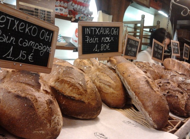 La boulangerie le Four à bois, à Bayonne, rue Pannecau, a dès le lancement de l’eusko le 31 janvier relevé le défi de l’affichage bilingue.