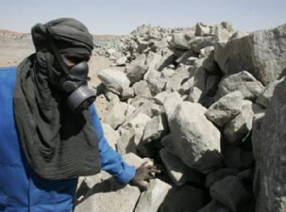 Un employé de la mine d'uranium à ciel ouvert exploitée par Areva dans le désert de l'Aïr au Niger. 