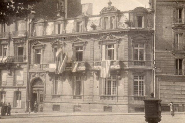 Le 11 de l'avenue Marceau le jour de l'entrée des Alliés à Paris avec les drapeaux européens et américains au côté de l'ikurriña après le retrait des drapeaux nazi et espagnol.