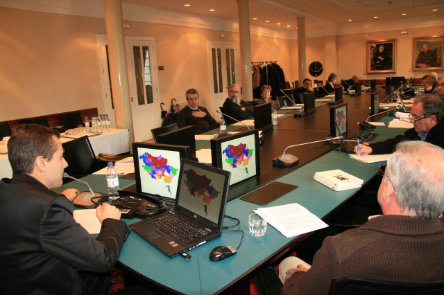 Présentation d'une étude aux académiciens de la langue basque au siège d'Euskaltzaindia