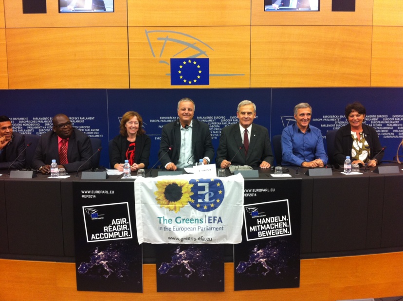 Les députés européens, Younous Omarjee (GUE), Jean-Jacob Bicep (Verts/ALE), Jill Evans (Verts/ALE), François Alfonsi (Verts/ALE, auteur du rapport), Tokes Laszlo (PPE), Iñaki Irazabalbeitia Fernandez (Verts/ALE) et Michèle Rivasi (Verts/ALE), lors de la conférence de presse qui a suivi le vote du rapport, à Strasbourg 
