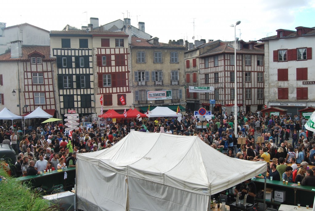 "Le centre de Bayonne, habituellement désert le dimanche, fourmillait de gens".