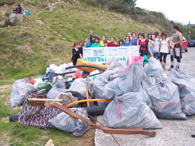 Igeldoko hondartza garbiketa Surfriderekin