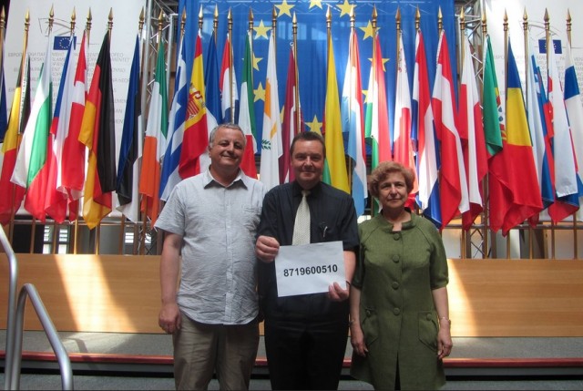 F. Alfonsi, M. Demesmaeker et T. Ždanoka eurodéputés membres du Basque Friendship (http://basquefriendship.wordpress.com) demandant la mise en liberté d'A. Otegi. 