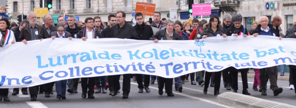 1er juin 2013,  6 000  personnes dans les rues de Bayonne pour une Collectivité Territoriale à l'appel de la Coordination Territoriale Pays Basque (Conseil des Elus et de Développement, CCI, Biltzar, Batera)