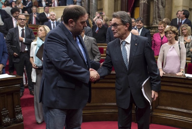 Oriol Junqueras (ERC) et Artur Mas (CiU) lors du vote de la loi catalane (rejegée par le Tribunal Constitutionnel) permettant le référendum d'autodétermination du 9 novembre.