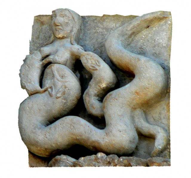 Sur le portail de la cathédrale de Sanguesa : la femme tétée par le crapaud et le serpent = symbole du vice et de la luxure