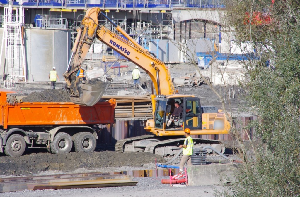 Extraction de terre sur le chantier d'IKEA (octobre 2014)