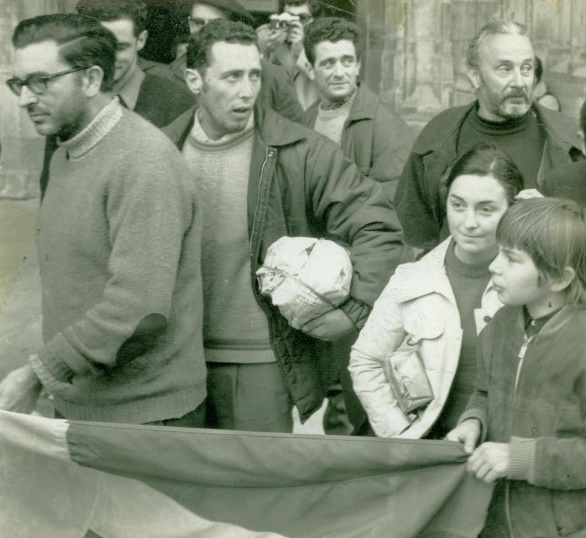 Grève de la faim de 1971 (?) devant la cathédrale de Bayonne. De gauche à droite: Txillardegi, Mikel Lujua, Marc Légasse (barbu), au premier plan son fils Perico Légasse. Source : http://abertzale.over-blog.com