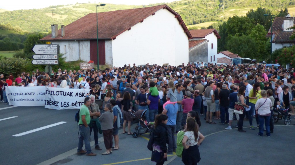 Dès le lendemain de l'arrestation à 19h00 plusieurs centaines de personnes se sont mobilisées tous les soirs pour manifester leur solidarité à Ortzaize. 