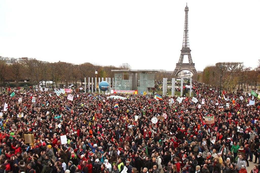 12 décembre 2015, rassemblement massif, pacifique et déterminé au Champ de Mars à Paris : +3°C, état d’urgence climatique.