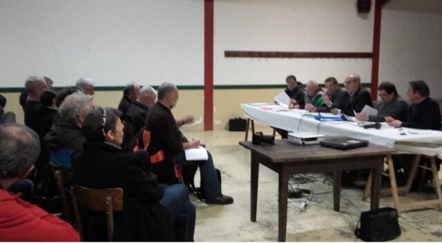 Belle affluence (élu-e-s et citoyen-ne-s) à Irulegi pour la réunion de Batera sur l'EPCI, le jeudi 11 février dernier.