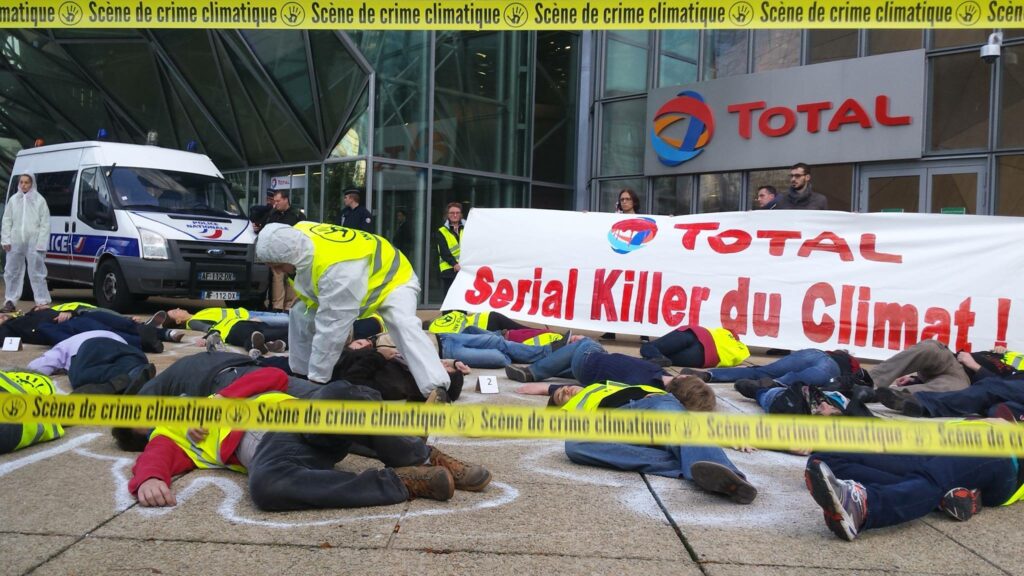Scène de crime devant le siège de Total par 112 militants ANV-COP21 le samedi 7 novembre 2015 (http://anv-cop21.org/serial-killer-du-climat)