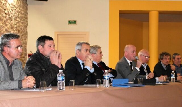 04/02/2016 Opposés à l'EPCI unique, quatre maires de l'agglo Côte Basque Adour et des élus de l'intérieur se sont retrouvés à Itxassou pour proposer leur projet 
