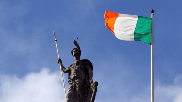 Le drapeau tricolore irlandais flotte dimanche sur la poste centrale de Dublin, bastion des rebelles lors du soulèvement de Pâques 1916.