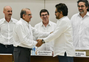 Poignée de mains, le 15 décembre 2015 à La Havane, entre les chefs des représentants du gouvernement (Humberto de la Calle, à gauche) et des Farc (Iván Márquez).