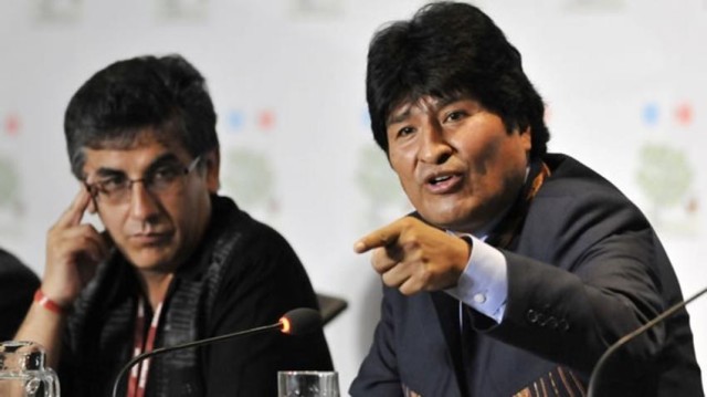 Pablo Solón (ezkerrean), Boliviako enbaxadore ohia NBEn Evo Moraleses  (eskuinean) gobernupean.
