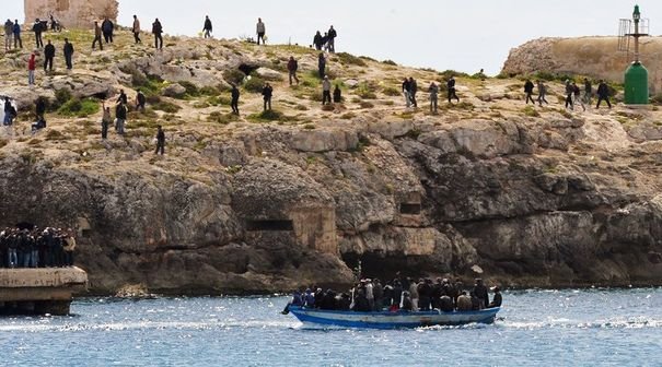 Pour le pape François, les dix mille noyés de Lampedusa en deux ans sont autant victimes du terrorisme que les victimes de Daesh en France.