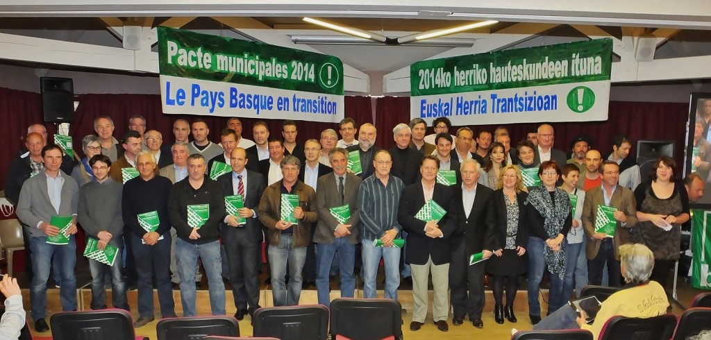 Soirée Pays Basque en transition organisée le 12 mars 2014 par Bizi!. Elle a mis en scène l’engagement officiel et collectif des têtes de liste autour de la transition énergétique.