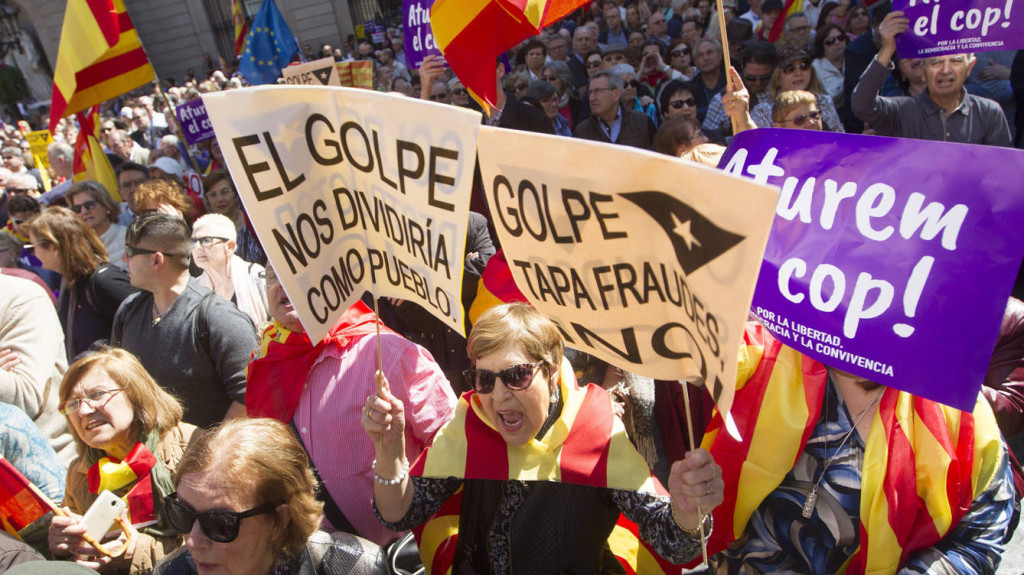 Des milliers de personnes ont manifesté en mars à Barcelone contre “le putsch séparatiste”.