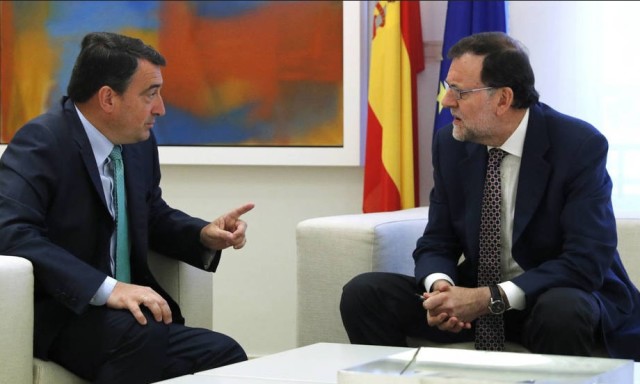 Mariano Rajoy (à droite)  à La Moncloa avec le Porte parole du PNV au Congrès Aitor Esteban (à gauche).