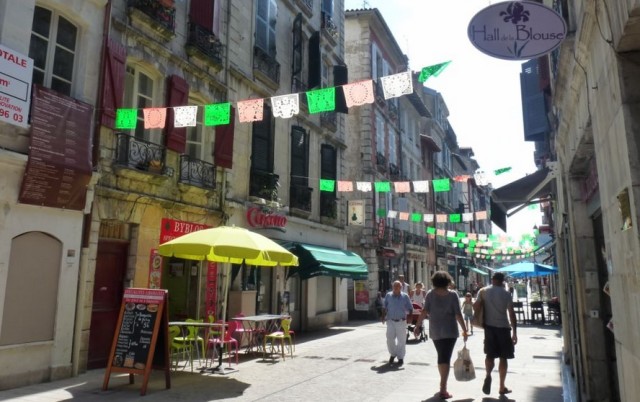 La piétonisation de la rue d’Espagne à Bayonne est un exemple réussi de revitalisation du centre.