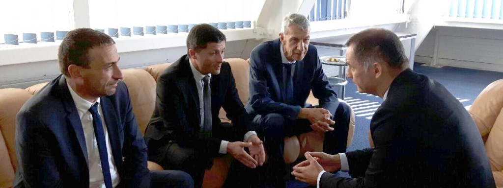 Paul-André Colombani, Jean-Félix Acquaviva et Michel Castellani échangent avec Gilles Simeoni, le président du Conseil exécutif de Corse, avant de partir pour l'Assemblée nationale.   