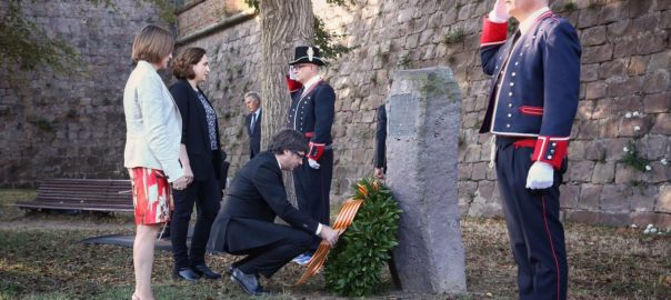 Carles Puigdemont, accompagné de membres de son gouvernement, de la présidente du parlement et de la maire de Barcelone, ont rendu hommage à Lluis Companys (premier président catalan, exécuté il y a 77 ans par Franco) le15 octobre, sur sa tombe au château de Montjuic.