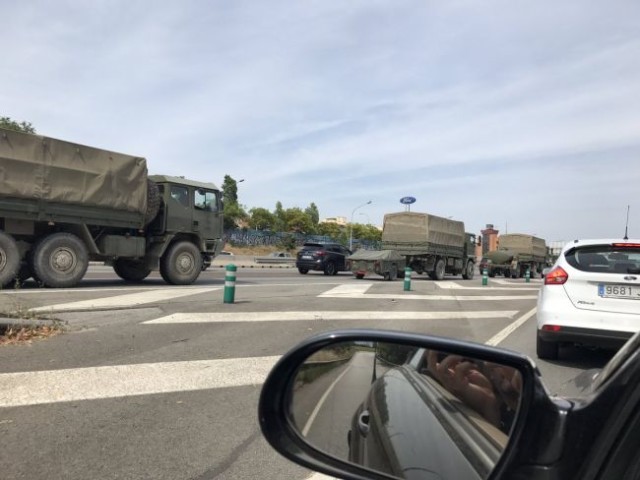 Depuis sa base de Saragosse, l'armée de terre envoie le 3 octobre vingt véhicules à Barcelone, en soutien logistique à la Guardia Civil