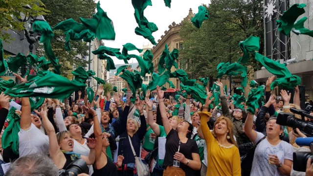 Célébration de la victoire le vendredi 27 octobre : on fait voler les TShirts verts symboles de plus de 2 ans de luttes.