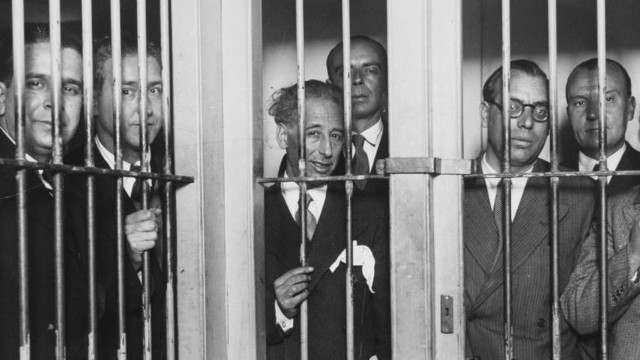 Lluis Companys, premier président catalan, incarcéré sous la République espagnole en 1935 avec son équipe gouvernementale, pour avoir déclaré l’indépendance de la république catalane le 6 octobre 1934. Réfugié en France, livré par la Gestapo à Franco, celui-ci le fit fusiller le 15 octobre 1940. Carles Puigdemont, accompagné de membres de son gouvernement, de la présidente du parlement et de la maire de Barcelone, lui ont rendu hommage le 15 octobre, sur sa tombe au château de Montjuic.