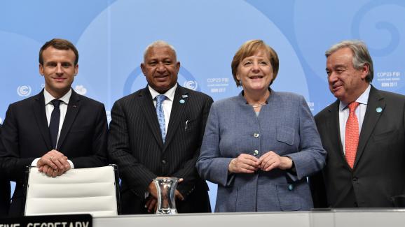 Le président français, Emmanuel Macron, le Premier ministre des îles Fidji et président de la COP23, Frank Bainimarama, la chancelière allemande, Angela Merkel, et le secrétaire général de l'ONU, Antonio Guterres, mercredi 15 novembre, à Bonn (Allemagne)