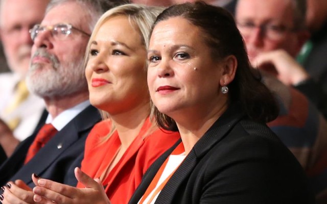 Gerry Adams-ek Sinn Fein-en lehendakaritza uzten du 34 urte karguan egon ondoan (esker), Michelle O'Neill  Sinn Féin buru Ipar Irlandan (erdian) eta Mary Lou McDonald Sinn Féin buru Irlandar Errepublikan (eskuin)