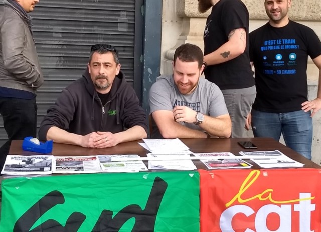 Peio DUFAU à droite sur la photo, CGT Cheminots, lors d'une conférence de presse à la Gare e de Bayonne. 