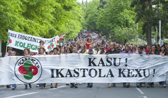 Manifestación en Baiona organizada por Seaska a favor de las ikastolas.