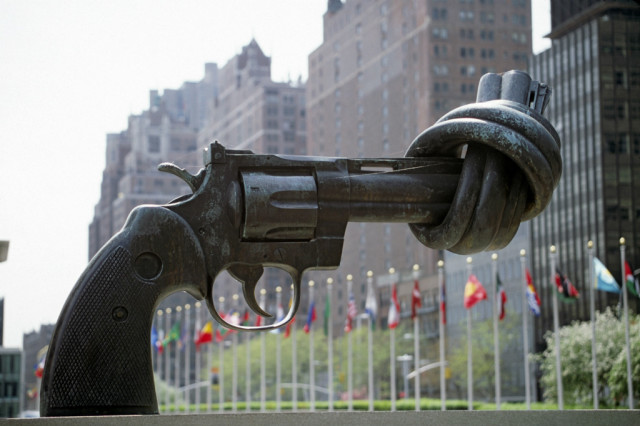 The knotted gun, devant le siège des Nations-Unies à New-York.