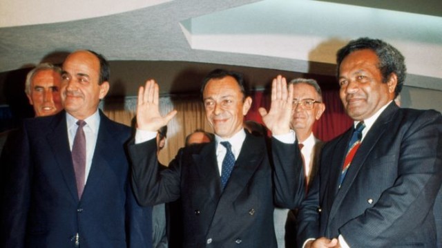 Jacques Lafleur, Michel Rocard, Jean-Marie Djibaou Matignoneko ituna izenpetzeko egunean.