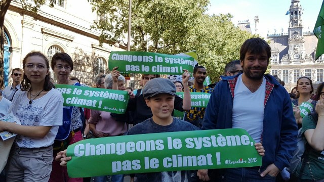 Plus de 150 000 personnes ont pris part à la journée mondiale d’action pour le climat « Dans nos rues pour le climat » dans l'Hexagone. Illustration : manifestants à Paris appelant à se mobiliser pour Alternatiba 2018 à Bayonne. 