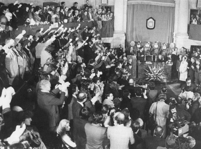 Le 4 février 1981 à Gernika, les députés HB lèvent le poing, ceux du PNV applaudissent le roi d’Espagne Juan Carlos.