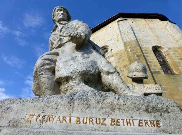 Monument aux morts de la grande guerre. Comme dans de nombreuses communes basques, les hommages sont rédigés en basque.