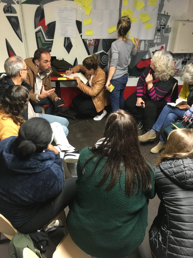 Une des réunions en petits groupes lors de l'Assemblée Générale de Diakité. 