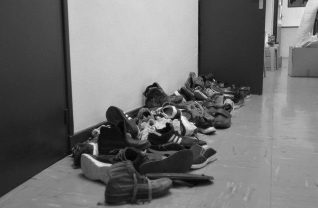 Des montagnes de chaussures symbolisent cette trêve de l’exode devant chaque dortoir.