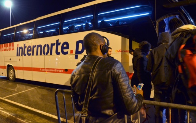 Quai de Lesseps à Bayonne, des Migrants repartent au milieu de la nuit après avoir trouvé un peu de repos dans un local d’accueil d’urgence.