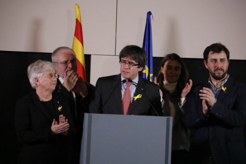 Trois dirigeants catalans exilés à Bruxelles : Clara Ponsati, Carles Puigdemont et Toni Comin. Les deux derniers, élus députés européens, ont été interdits d’entrée au Parlement européen.