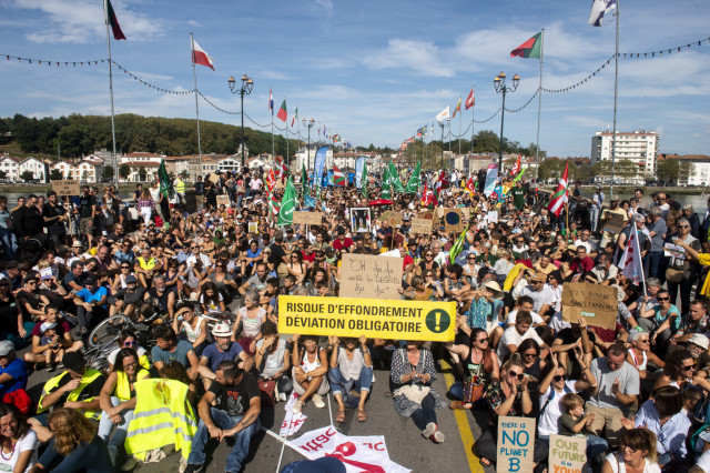 1000 personnes bloquent le Pont Saint-Esprit à Bayonne