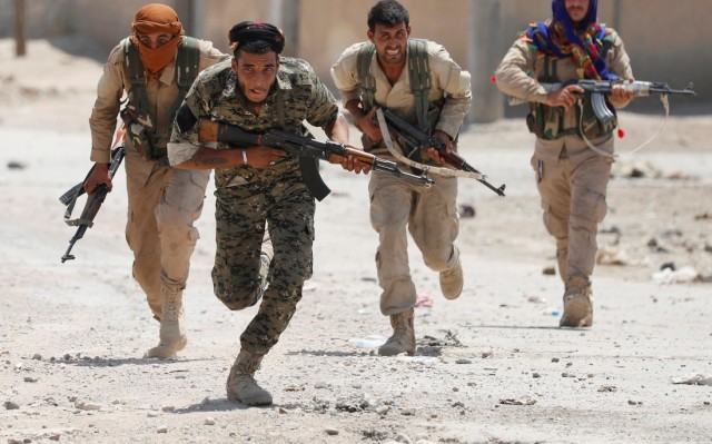 Des combattants kurdes montent à l'assaut dans la ville de Raqqa en 2017, contre l’Etat islamique