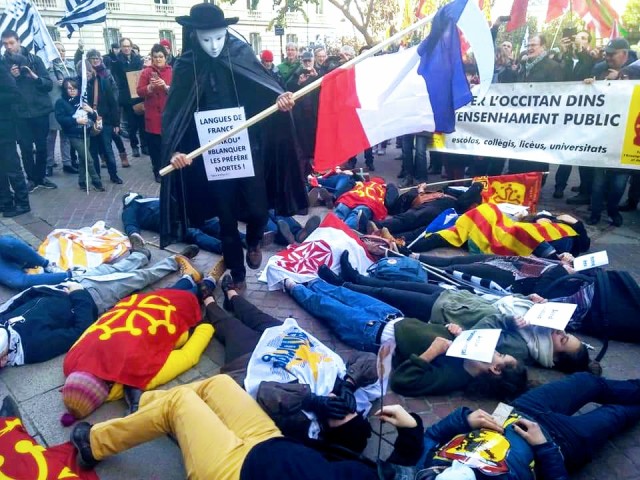 Mobilisation   « Pour que vivent nos langues » à Paris  le samedi 30 novembre. Toutes les langues ensemble pour arracher une loi « langues régionales » et l’imposer au Ministère de l’Education.