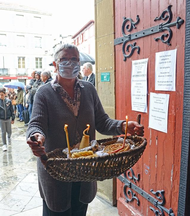 Conformément à la tradition, Maialen Iturria, première voisine de la maison des Larzabal, pénètre derrière le cercueil dans l’église St-André. Dans un panier, elle porte les ezko.