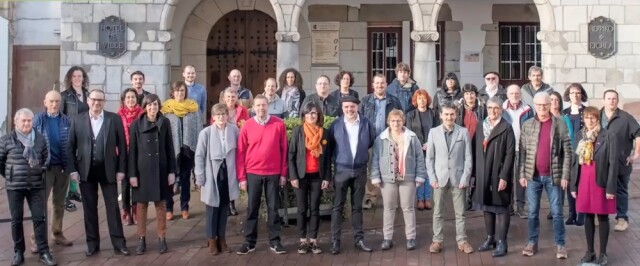 Urruña berpiztu, Garapen Iraunkorra, Bizitegiak, Elkartasuna, Euskara, Herri Bihotza, Gobernantza.. Klika hemen programaren zehazki ezagutzeko: https://elgarrekinurruna.eus/elgarrekin-programa/?lang=eu)