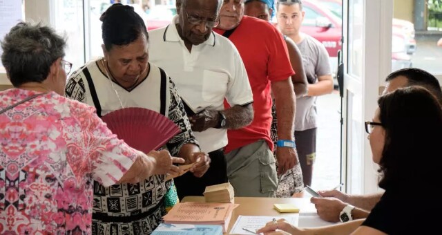 Des électeurs de Nouvelle-Calédonie dans un bureau de vote, le 15 mars 2020, pour le premier tour des élections municipales à Nouméa. 